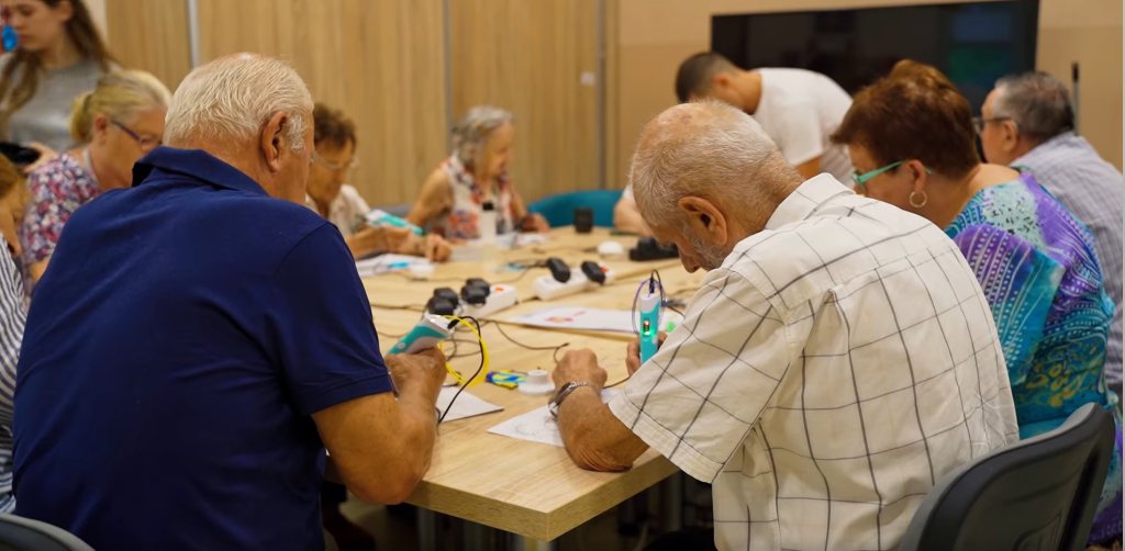 Seniorzy tworzą ozdoby długopisami 3D