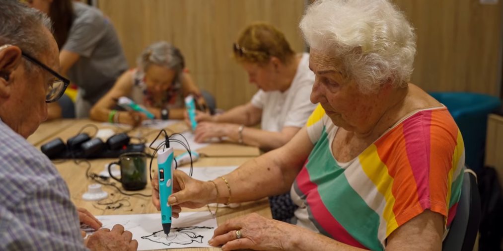 Seniorka rysuje długopisem 3D