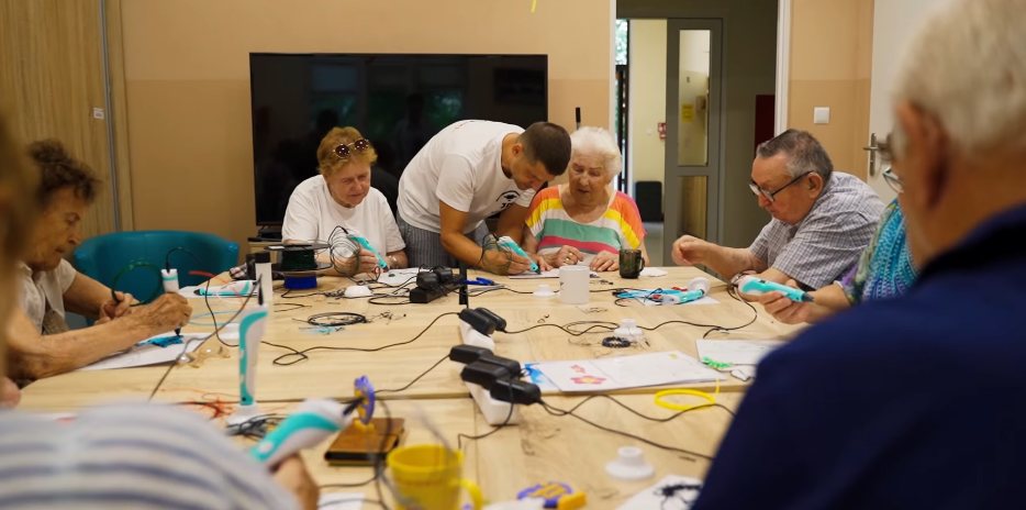 Seniorzy podczas warsztatów z długopisami 3D